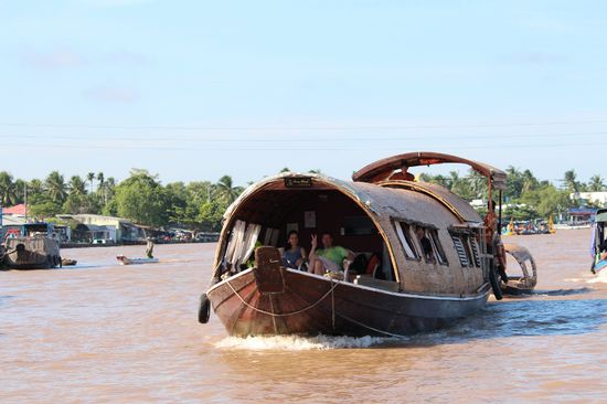 Mitten durch das ganze Gewimmel fährt dieses sehr spezielle Touristenboot.