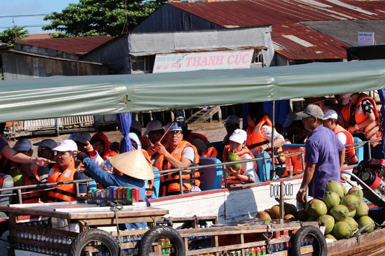 Ein Händler hat beim Touristenboot angelegt