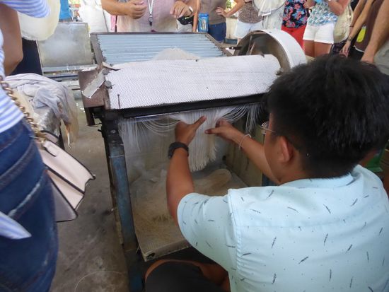 Durch die Walze gedreht, entstehen die dünnen Reisnudeln