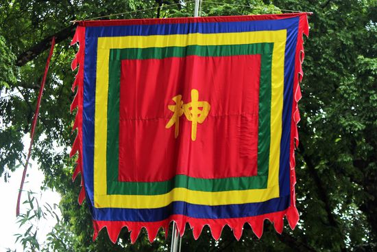 Die alte Flagge von Vietnam wird in Hanoi noch oft gesehen