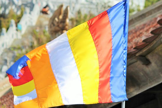 Die buddhistische Flagge flattert oft vor Tempeln. Sie soll die verschiedenen Glaubensrichtungen des Buddhismus in den einzelnen Ländern vereinen