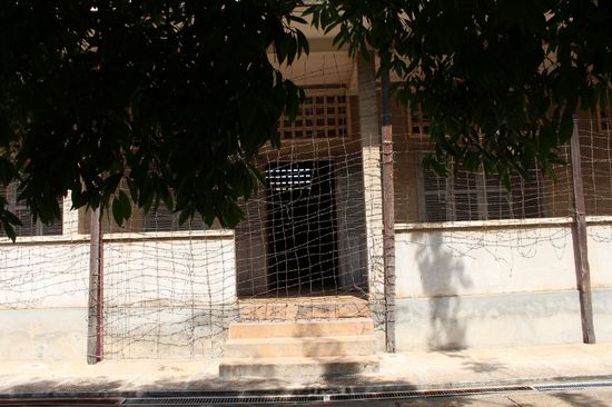 Der Stacheldraht wurde angebracht, damit sich die Insassen nicht vom obersten Stockwerk in den Tod stürzen konnten.