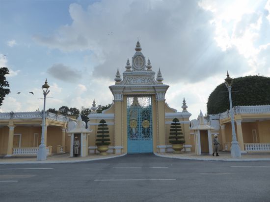 Der Eingang mit den beiden behelmten Wachen