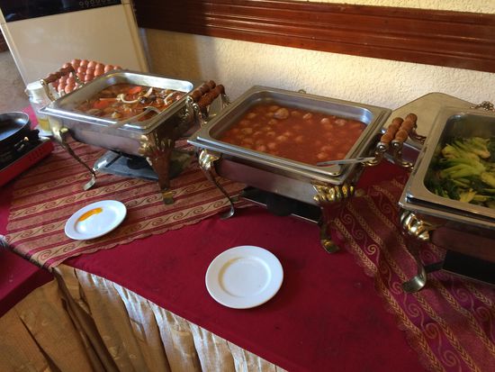 Ein Frühstücksbuffet ist hier wie ein Buffet fürs Mittagessen. Mit Fleisch, Gemüse, Reis, Nudeln...