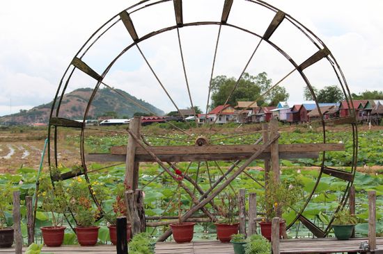Mit dem grossen Wasserrad soll das Wasser bewegt werden.