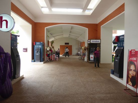 Vier Bankautomaten - und draussen stehen noch ein paar mehr.