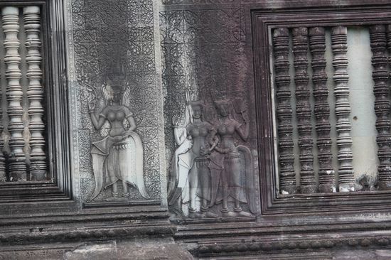 Tempeltänzerinnen an allen Wänden