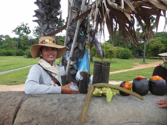 Aus den Bambusgefässen direkt in den Becher