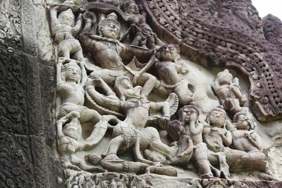 Grossartige Reliefs im Sandstein