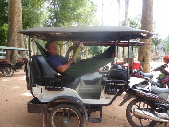 Dieser TucTuc-Fahrer hat die angenehmste Art des Wartens auf seinen Passagier entdeckt.