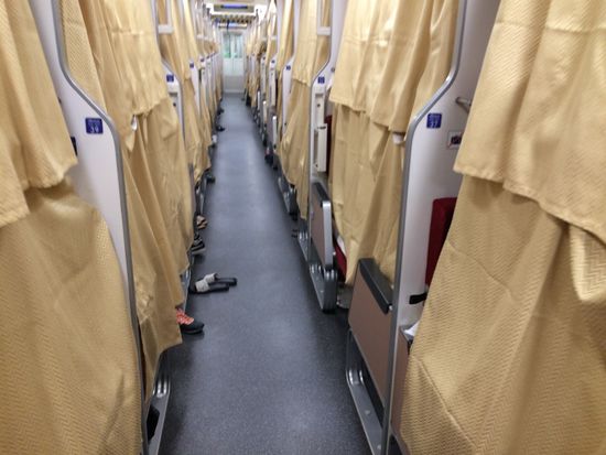 vereinzelt dringt ein leises Schnarchen nach draussen. Das Licht bleibt die ganze Nacht an.