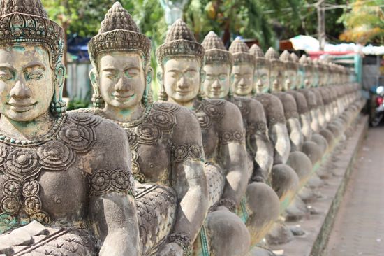 Eine Wachparade beim Kriegerdenkmal