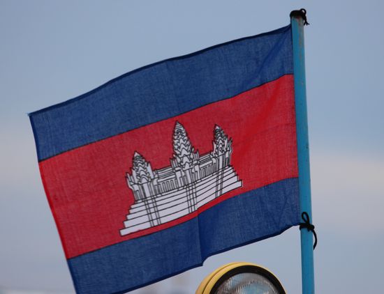 Blau steht für die Monarchie, 
Rot für die Nation
Weiß für die Religion, den Buddhismus.