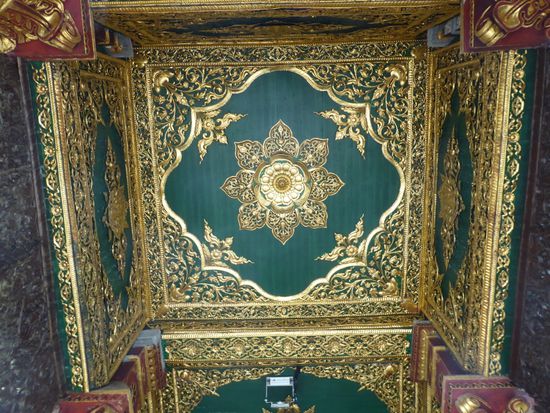 und golden geschmückte Deckenplatten