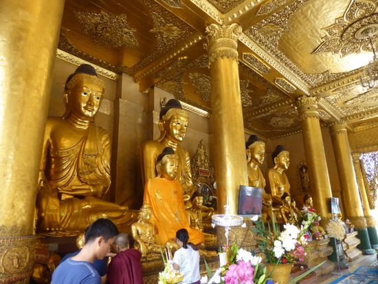 3 Buddhas mit offenen Händen - einer hält sie geschlossen. Hier werden Wünsche am schnellsten erfüllt
