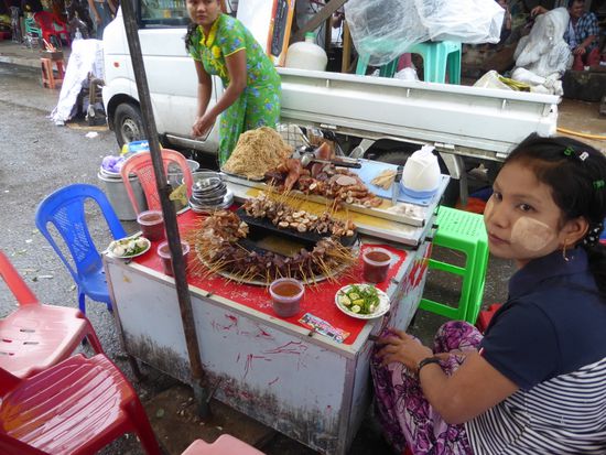 chinesisch essen. In der Mitte kocht eine Fleischbrühe.