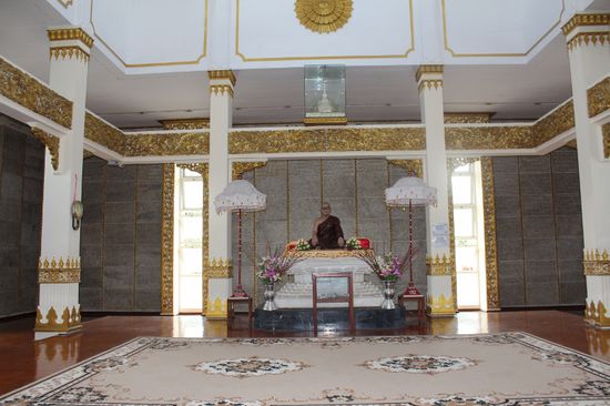 Die Asche des Gründers wird in der silbernen Pagode über seiner Statue aufbewahrt.