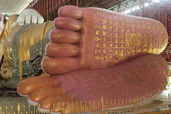 Auf den Füssen sind alle Kennzeichen eines Buddhas aufgeschrieben.