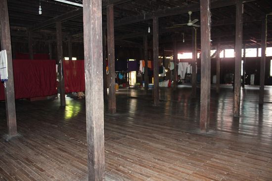 Der Raum, wo Mönche und Besucher leben. Bevor es Hotels gab in Yangoon waren das die Unterkünfte für auswärtige Gäste.