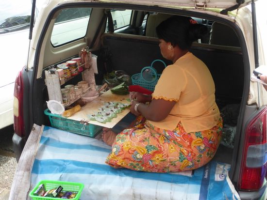 Betelnuss. Auf einem Blatt mit Asche, eingepackt und bereit um es zwischen Zähne und Backe zu stecken