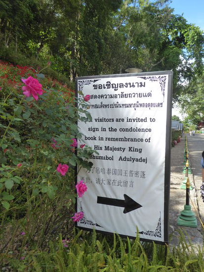 Alle Besucher sind eingeladen, sich im Kondolenzbuch des Königs einzutragen.