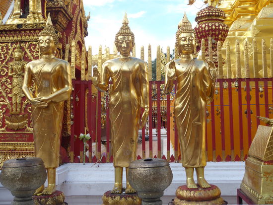 Montags-Buddha und zwei Dienstags-Buddhas