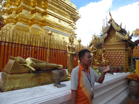 Unser Guide, mit den beiden Mittwochs-Buddhas: liegend für Mittwoch-Tagsüber, stehend für Mittwoch-Abend