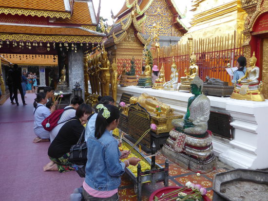 Nebst Schaulustigen kommen auch sehr viele Gläubige hierher