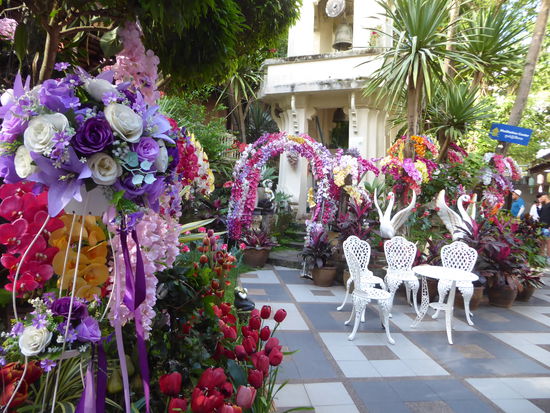 Wenn der Kitsch Purzelbäume schlägt.... Hier ist alles Papier und Plastik.