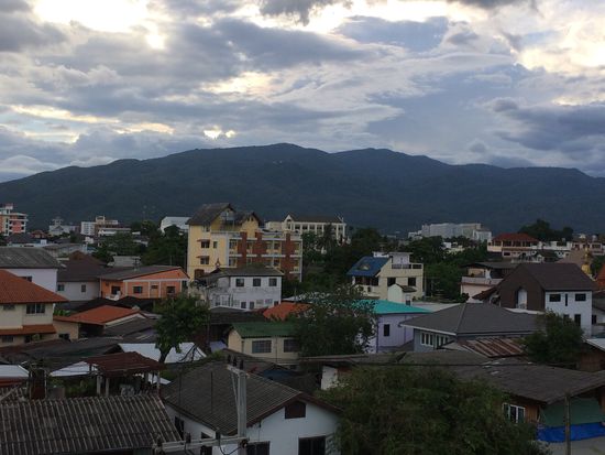 Die Aussicht vom Hotel zum Berg. Die Tempelanage befindet sich im oberen Drittel und kann auf dieser Foto leider nicht erkannt werden.