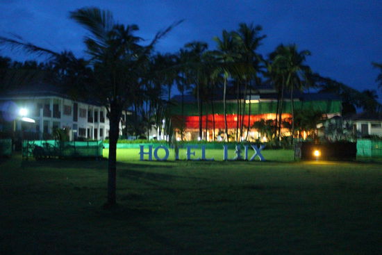 Mein Hotel Lux macht auch keinen schlechten Eindruck - auch wenn die Farben von der Folie stammen, die über die Fassadenbaustelle gespannt ist.