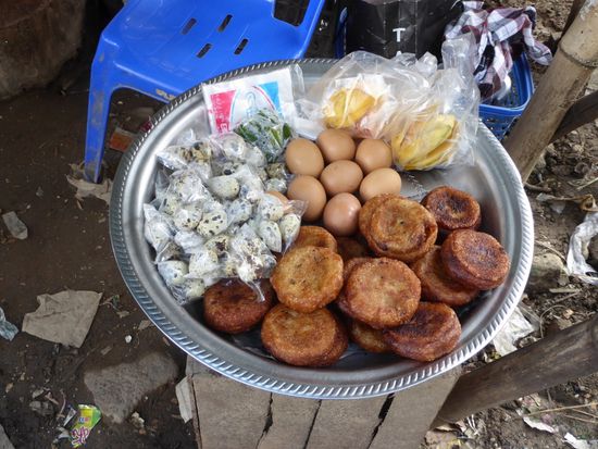 Das Angebot der kleinen Jungen: Tofuküchlein, harte Hühner- und Vogeleier, Früchte