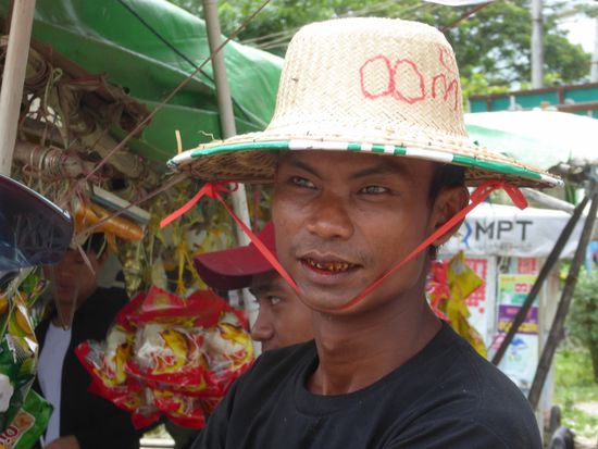 Die schlechten Zähne kommen von der Betelnuss, die sehr viele Leute hier dauern kauen - und laufend ausspucken.