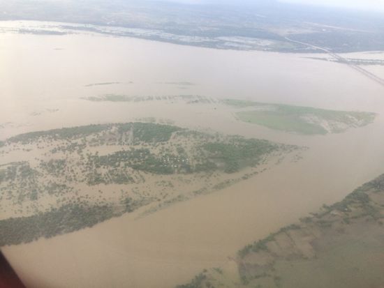 Da ist ein Dorf inmitten all des Wassers