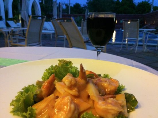 Papayasalat mit Crevetten mit einem Glas eisgekühltem Rotwein