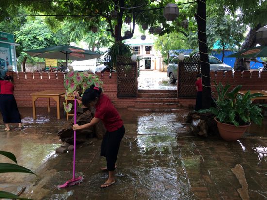 nach dem sintflutartigen Regen muss das stehen gebliebene Wasser sofort wieder weggefegt werden.