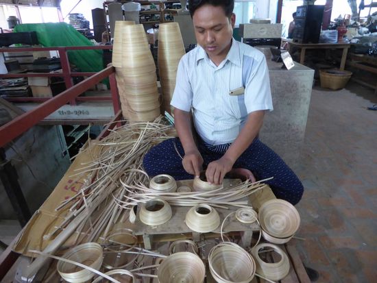 Runde leichte Gefässe werden mit Bambusstreifen gemacht