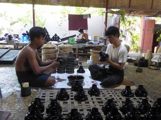 fünfmal müssen die Artikel mit Lack überzogen werden.