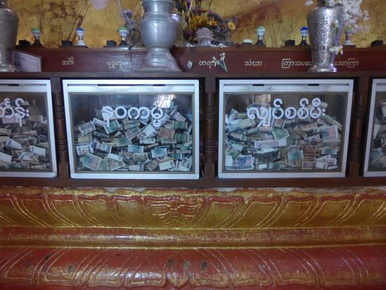 Mit seinem Sammelergebnis darf er zufrieden sein. Ob man das Geld aus Erbarmen einwirft?