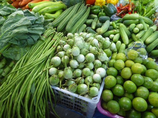 Eierfrüchte, Langbohnen und Limetten