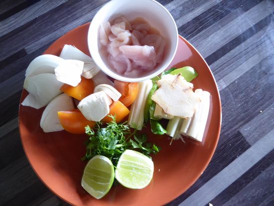 Zutaten für die Kokosmilchsuppe - Die Kokosmilch ist bereits im Topf.