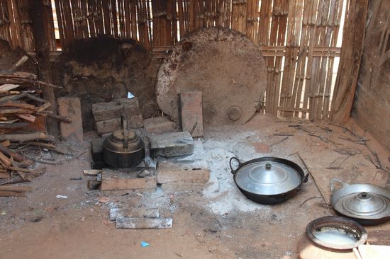 Die Kochstelle in einer eigenen kleinen Hütte.