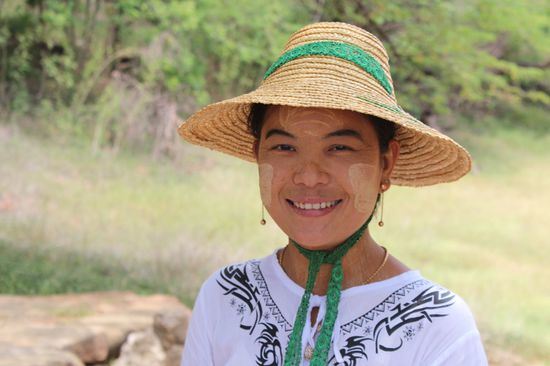 Ii, die mich durch ihr Dorf führt.