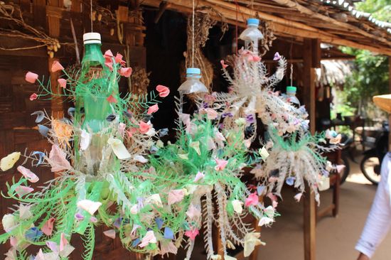 Plastikflaschen zu einer fantasievollen Dekoration verarbeitet