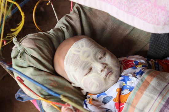 und noch ein Baby.
Die Creme ist zum Schutz gegen die Sonne. Und weil es schön aussieht und schön macht.