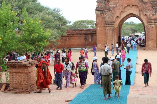 die farbigen Plastikbahnen schützen vor dem heissen Sand und den Steinplatten, denn die Schuhe sind vor dem Tor geblieben. Immer.