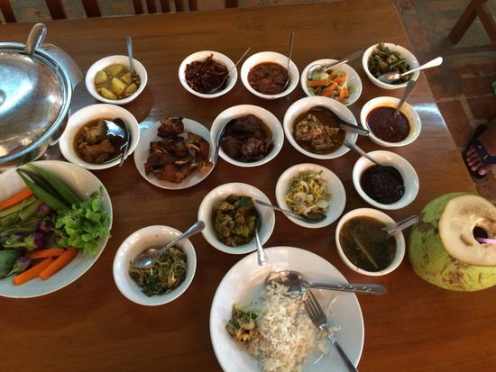 Ein burmesisches Bufet - nur für mich. Ich bin erschlagen.