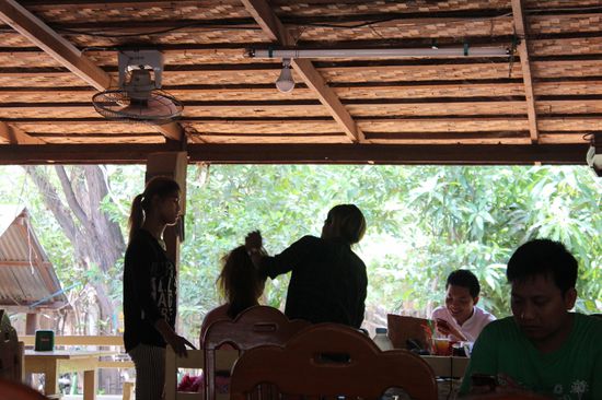 Styling in einer ruhigen Ecke des gut besuchten Restaurants.