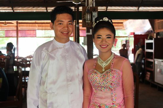 ein strahlendes Brautpaar, bereit für den Fotografen