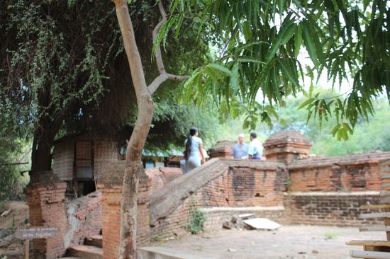 Diese Treppe führt hinauf zum Tempel. Oben links im zweiten Laden findet man Phyo Phyo